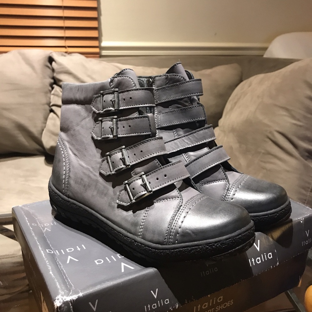 NEVER WORN V-Italia leather boots w/ buckles